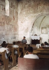 Gudor Botond magyarigeni lelkipásztor mesél az őraljaboldogfalvai templomban