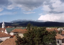 Szentegyházi panoráma a Múzeum Szálló ablakából, távolban a Madarasi-Hargita