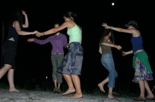 Vízparti tánc a holdfényben