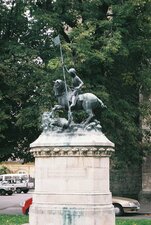 Sárkányölő Szent György szobra a Farkas utcai templom előtt