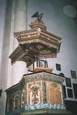 A Farkas utcai templom szószéke, háttérben a nemesi családok címerei