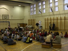 Pézsa Tibor előadása a tornateremben