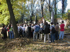 Új diákjaink a sír körül