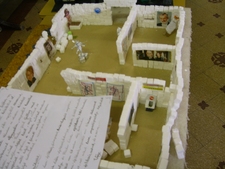 Itt is látszik, hogy rogyadozik a kiállítóterem cukorfala.