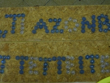 Parafára színes üvegkavicsokból bibliai idézetet raktunk ki, a fotón csak egy részlet látható belőle.