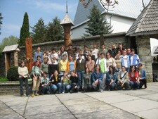 Csoportunk néhány nagyberegi diákkal a viski református templom előtt