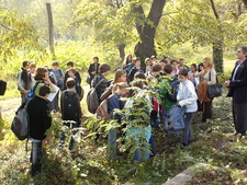 Gyülekezés a sírnál