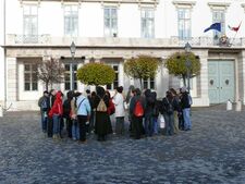 A Sándor-palota előtt