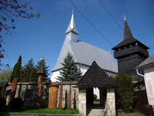 A viski református templom előtt