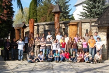 Csoportunk a viski református templom előtt