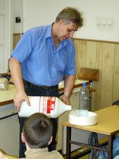 Hartlein Károly egyetemi oktató (BME): Látványos fizikai kísérletek