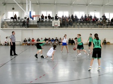 Fanni elcsen egy labdát