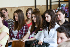 Békési Fanni (12. e)–Pető Márta (11. c)–Varga Mercédesz (11. c): A humor…