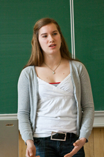 Békési Fanni (12. e)–Pető Márta (11. c)–Varga Mercédesz (11. c): A humor…