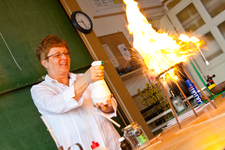 Hobinka Ildikó vezető tanár (Fazekas Mihály Gimnázium): Látványos kémiai kísérletek