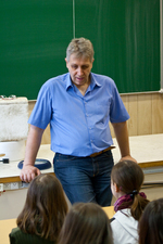 Hartlein Károly egyetemi oktató (BME): Varázslatok a fizika birodalmában