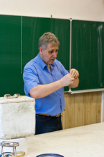 Hartlein Károly egyetemi oktató (BME): Varázslatok a fizika birodalmában